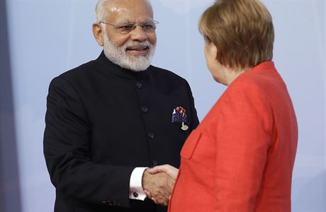 Indick premir Narendra Modi (vlevo) s nmeckou kanclkou Angelou Merkelovou...