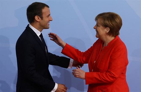 Francouzský prezident Emmanuel Macron (vlevo) s Angelou Merkel (vpravo) na...