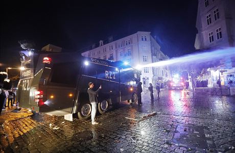 O klid v ulicích Hamburku se staralo pes 20 000 policist, zhruba dv stovky...