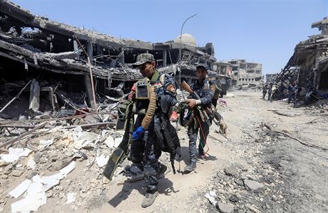 Vojáci v Mosulu odnáí sebevraedné pásy, které vyuívali lenové takzvaného...