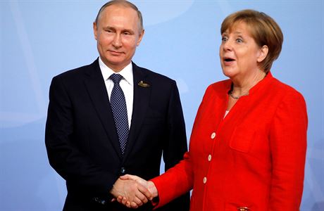 Vladimir Putin a Angela Merkelová na archivním snímku.