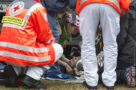 Zdravotníci se starají o zranného Valverdeho.