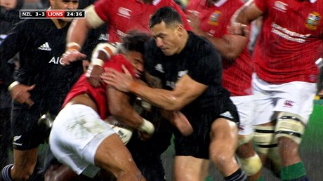 Sonny Bill Williams trefuje Anthonyho Watsona.