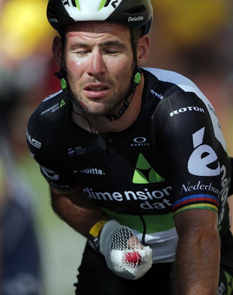 Mark Cavendish dojídí do cíle 4. etapy Tour de France 2017.