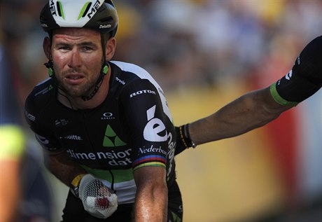 Zraněný Mark Cavendish míří do cíle 4. etapy Tour de France 2017.