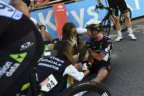 Lékaka oetuje Marka Cavendishe po pádu ve 4. etap Tour de France 2017.