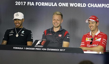 Zleva: Lewis Hamilton, Kevin Magnussen a Sebastian Vettel na tiskové konferenci...