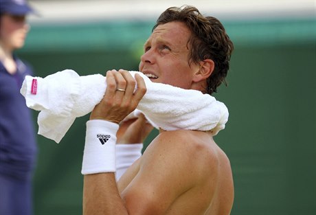 Wimbledon 2017: Tomá Berdych v pestávce svého zápasu 2. kola.