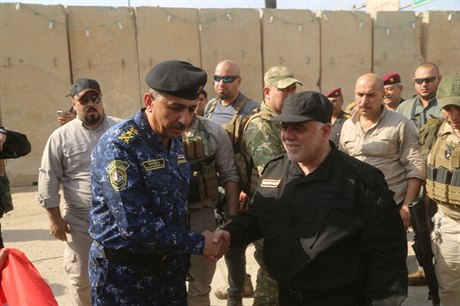 Premiér Haider al-Abadi oslavuje v Mosulu jeho znovudobytí iráckou armádou.