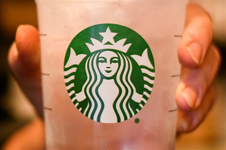Nestlé bude prodávat kávu Starbucks.