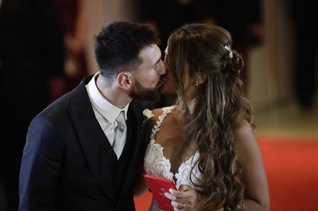 Messi se oženil se svou dlouholetou partnerkou Roccuzzovou