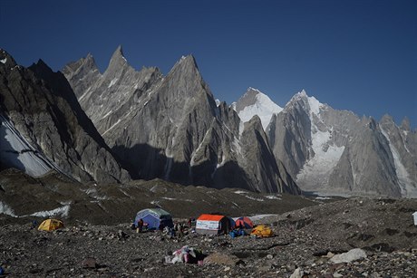 Tudí shrnuto, máme ji vystavný Base Camp.