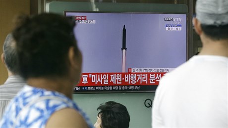 Lidé v Soulu sledují odpal rakety ze Severní Koreji.