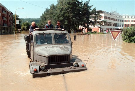 Záplavy 1997. Na snímku z 10. ervence je nákladní automobil Praga V3S vleený...