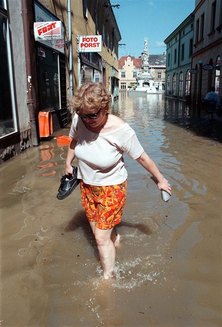 Záplavy 1997. Na snímku ze 14. ervence je zaplavená Prostední ulice v...