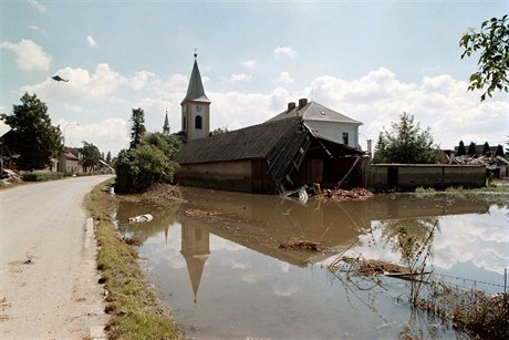 Záplavy 1997. Na snímku ze 14. ervence je zaplavená obec Troubky na Perovsku.