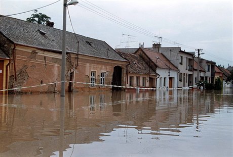 Záplavy 1997. Zaplavená ulice ve Veselí nad Moravou a bortící se domy na snímku...