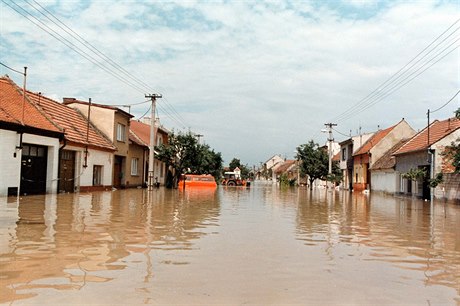 Záplavy 1997. Zaplavená ulice ve tvrti Miklo ve Veselí nad Moravou na snímku...