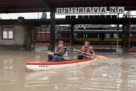 Záplavy 1997. Zatopené hlavní nádraí v Ostrav na snímku z 8. ervence.