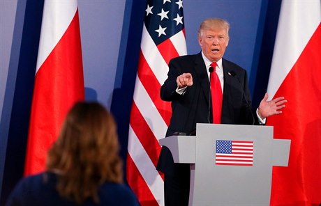 Donald Trump odpovídá na dotaz na tiskové konferenci.