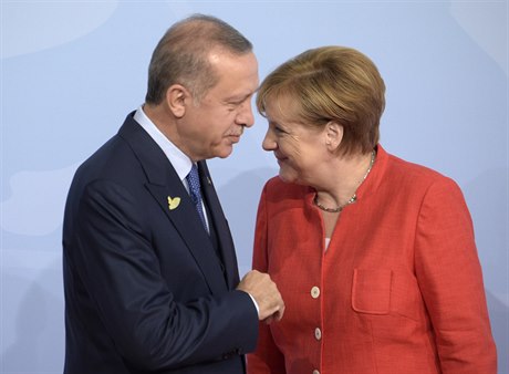 Turecký prezident Recep Tayyip Erdogan (vlevo) s nmeckou kanclékou Angelou...
