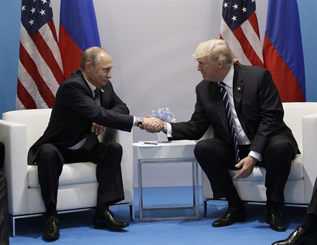 Prezident Donald Trump potřásá rukou prezidentu Vladimiru Putinovi na summitu...