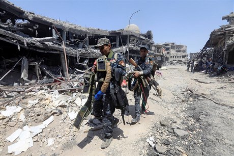 Vojáci v Mosulu odnáí sebevraedné pásy, které vyuívali lenové takzvaného...
