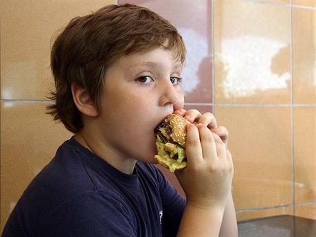 Dít s hamburgerem (ilustraní foto)