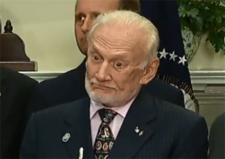 Astronaut Buzz Aldrin dělá obličeje během Trumpova projevu.