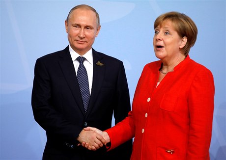 Vladimir Putin a Angela Merkelová na archivním snímku.