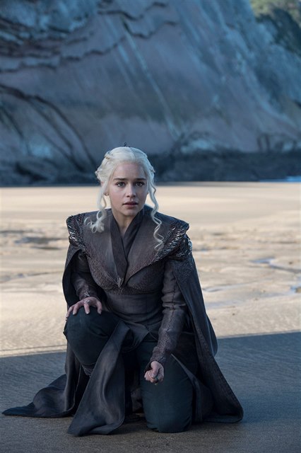 Sedmá ada seriálu Hra o trny: Daenerys Targaryen (Emilia Clarkeová).