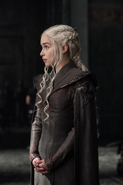 Sedmá ada seriálu Hra o trny: královna Daenerys Targaryen (Emilia Clarkeová).