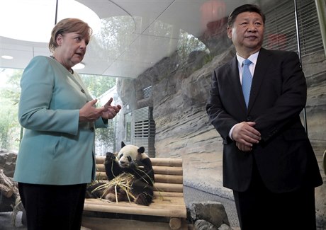 Angela Merkelová s ínským prezidentem pi otevírání nového pavilonu v...