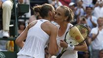 Wimbledon 2017: Karolína Plíšková (vlevo) gratuluje své přemožitelce Magdaleně...