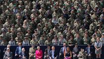 Melania Trump, Adrzej Duda, polt vojci a veterni poslouchaj projev Donalda...