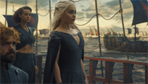 Sedmá řada seriálu Hra o trůny: královna Daenerys Targaryen (uprostřed, Emilia...