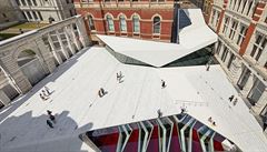 Nové nádvoí muzea Victoria & Albert i stecha kavárny jsou pokryté...