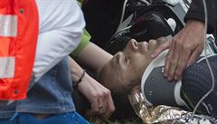 Zdravotníci se starají o zranného Valverdeho.