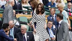 Kate, vévodkyn z Cambridge, pichází do estné lóe centrkurtu ve Wimbledonu.