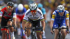 Peter Sagan (uprosted) ve spurtu 3. etapy Tour de France 2017.