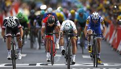 Dojezd tetí etapy Tour de France 2017, druhý zprava vítzný Peter Sagan.