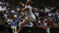 Wimbledon 2017: Petra Kvitová dobíhá míek v zápase 1. kola.