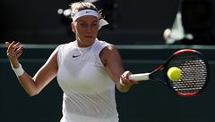 Wimbledon 2017: Petra Kvitová pi jednom z forehand, který ji ale píli...