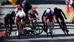 Pád Marka Cavendishe v závru 4. etapy Tour de France 2017. Pes nj...