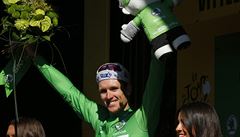 Vít�z 4. etapy Tour de France 2017 Arnaud Demare se následn� p�evlékl také do...