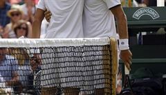 Wimbledon 2017: Novak Djokovi (vpravo) a Martin Klian v objetí poté, co...