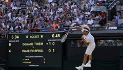 Wimbledon 2017: Rakuan Dominic Thiem pi servisu.