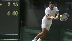 Wimbledon: Novak Djokovi v souboji s Adamem Pavláskem.