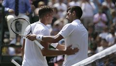 Wimbledon 2017: Novak Djokovi a Adam Pavlásek (vlevo) po souboji 2. kola.