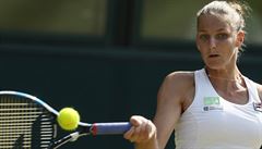 Wimbledon 2017: Karolína Plíková v souboji s Magdalenou Rybárikovou.